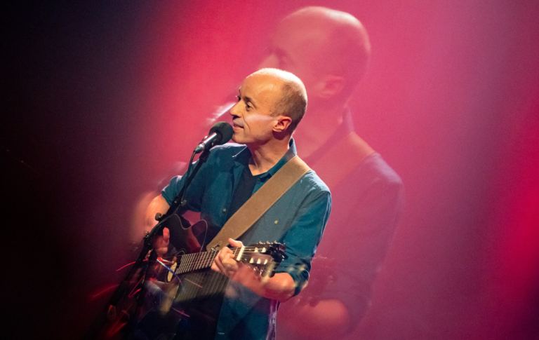 Frédéric fromet sur scene avec sa guitare arcomik festival ©Loïc-Cousin